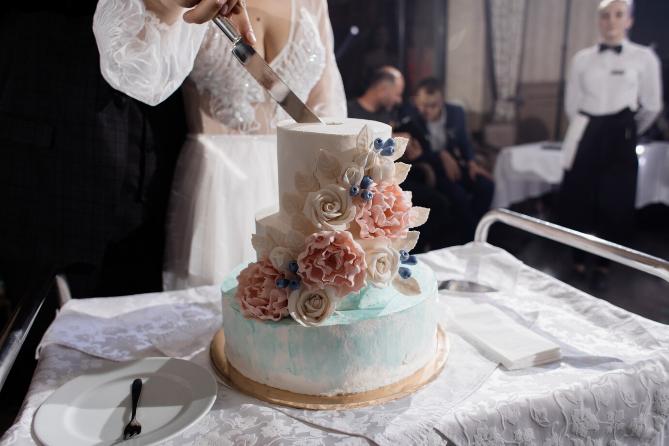 10 Stunning Unfrosted Wedding Cakes